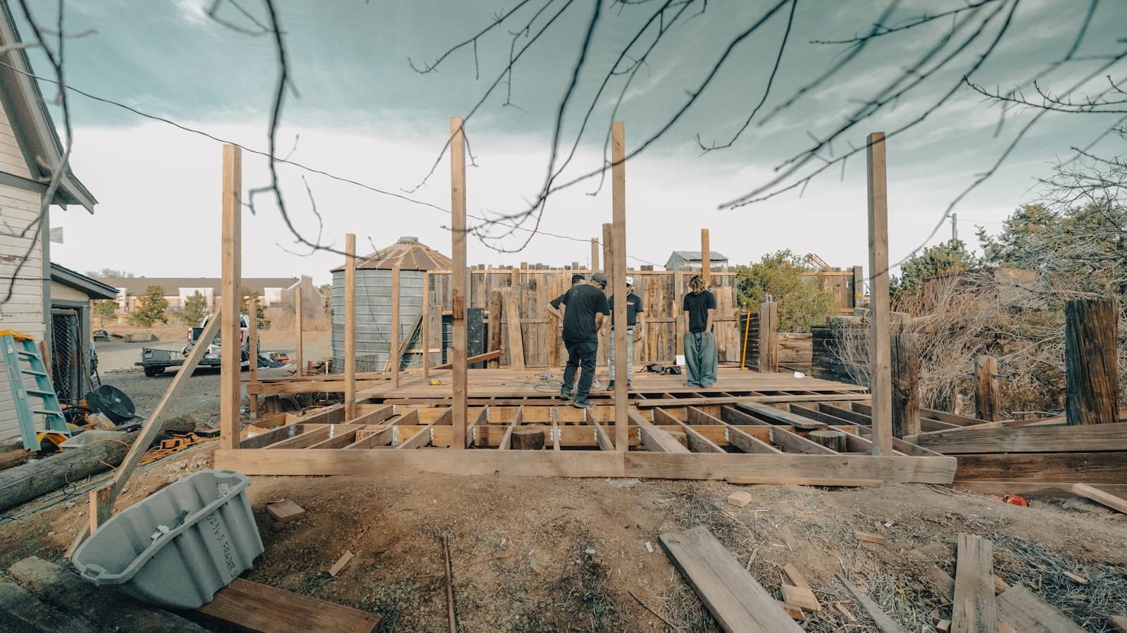 Hantverkare som bygger ett trädäck utomhus
